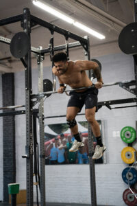 Invictus Athlete does a bar muscle-up without any chicken wing present!